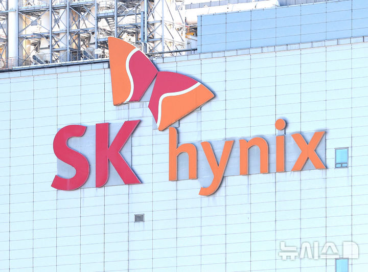 IBK證 "SK하이닉스, 악재 민감도 떨어질 것…목표가 320만원으로 하향"