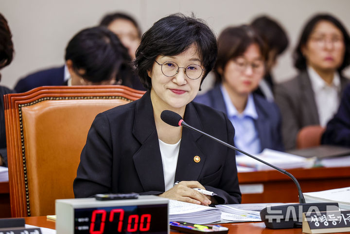 성평등장관 "여성징병제 정책적 검토 필요…청년 의견 살펴볼 것"(종합)