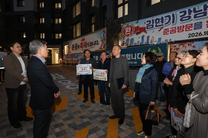 김현기 강남구청장, 래미안 레벤투스 주민에 준공인가증 전달