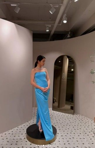 44세 이민정, 드레스 피팅에 푹 빠졌다…이런 색도 소화하네