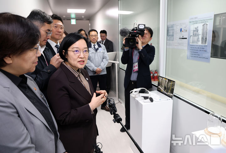 韓총리 "제약·바이오 유망기업 200개 육성…제조中企 디지털전환·AI 도입 지원"