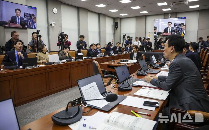 여야, 국회 운영위서 '김현지 인사농단' '김용범 ETF' '李 차남 관저' 등 난타전