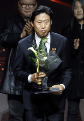 유해진, '신변보호 해제' 후 첫 공식석상서 대통령 표창…"좋은 영화로 보답"