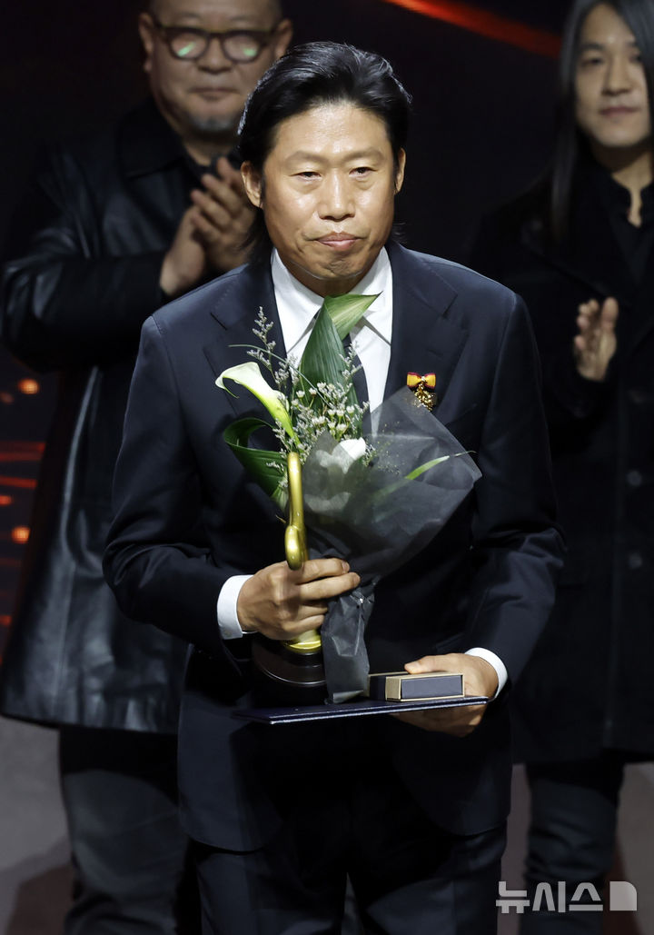 유해진, '신변보호 해제' 후 첫 공식석상서 대통령 표창…"좋은 영화로 보답"