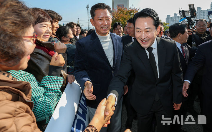 장동혁, 구미서 박정희 생가 찾고 농촌 봉사활동…"국민 속으로 들어갈 것"(종합)