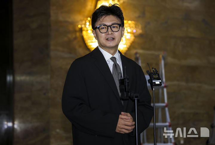 한동훈 "정권 폭주 막을 사람 함께" vs 안철수 "복당 끼워팔기만 없으면 된다"