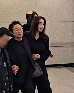 딸 자처한 김혜수, 故 최불암 빈소 지키며 유족·조문객 챙겨
