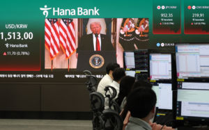 속수무책 무너지는 원화 가치…외환보유액도 타격