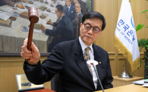 한은 "중동 불확실성에 금리동결·영향 점검"