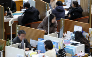 "이자 한 푼이라도 아끼자"…64.5% 변동금리