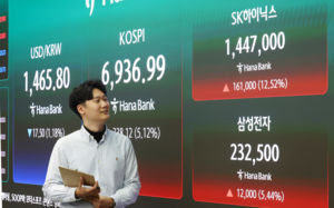 하닉 두 자릿수 급등인데…삼전은 '노조 변수' 발목