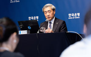 기준금리 8연속 묶었지만…첫 긴축 시그널