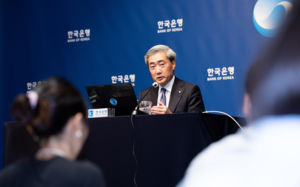 기준금리 8연속 묶었지만…첫 긴축 시그널