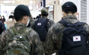 군대서도 주식앱…코스피 광풍에 '병정개미' 는다