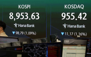 외인 던지고 개미 받고…장초반 9000 공방전