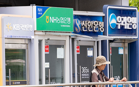 은행 예금 일주일새 6.5조↑…롤러코스피 피난
