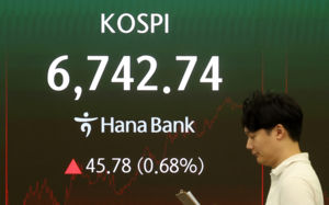 코스피, 6740선 마감…기관·개인 매수에 반등