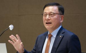 한은, 금리인상 저울질…"2연속 영향 점검"