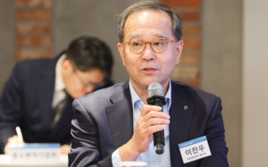 KB금융 회장 연임 이변…NH 농협으로 쏠리는 눈