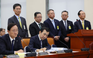 해킹에 고개 숙인 은행장들…금감원 "책임 묻겠다"