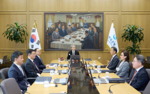 한은, 만장일치 금리 동결…"연속 인상 영향 점검"