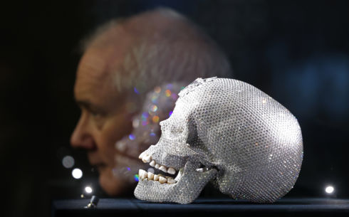 해골에 촘촘한 다이아몬드…찬란한 허무함