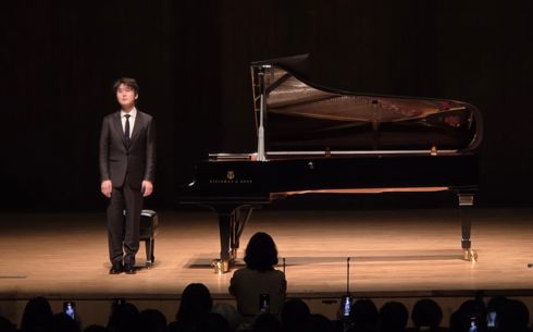 먹구름 뚫은 조성진의 타건…통영에 봄이 내렸다