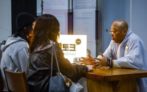 '번뇌 닦기' 수건에 마음 처방전…'힙불교' 진풍경
