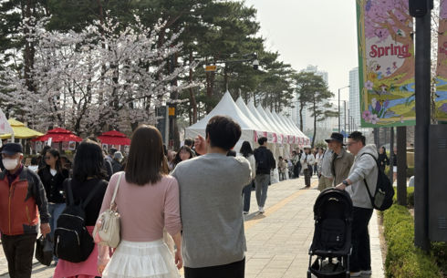 당신에게 시란?…벚꽃나무 아래 문 연 '詩사랑약국'