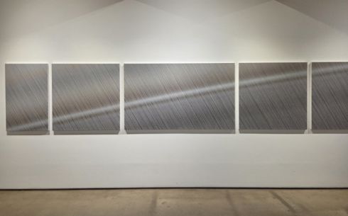 선, 제대로 그었다…금속판에 펼쳐지는 빛과의 밀당