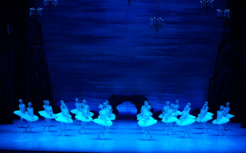 백조 군무 황홀함과 흑조 유혹 사이…'백조의 호수'