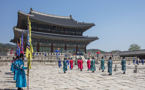 "오늘은 궁으로 출근"…일상으로 들어온 궁궐 문화