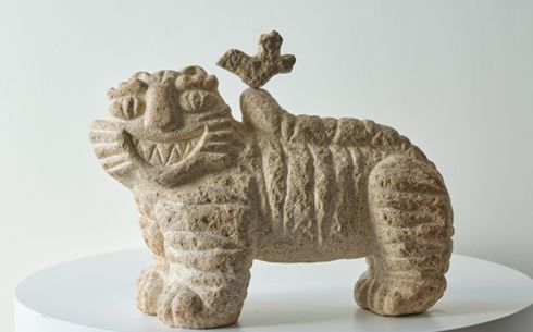 사람처럼 웃는 '돌 호랭이'…오채현 개인전