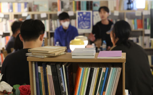함께 울고 웃는 사랑방…'3세대 서점'