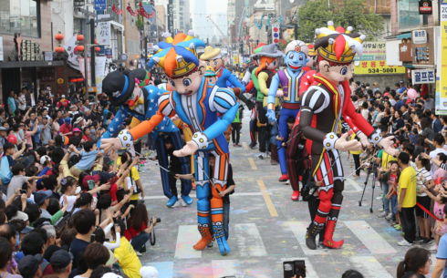 계단은 극장, 숲은 콘서트홀…가을보다 먼저 온 축제