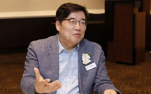 "종이의 시대, 저물지 않았다…플라스틱 대체할 소재"