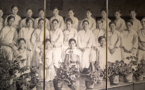 개성 여고생들의 옛 사진, 그림됐다…조덕현 '기억의 강'