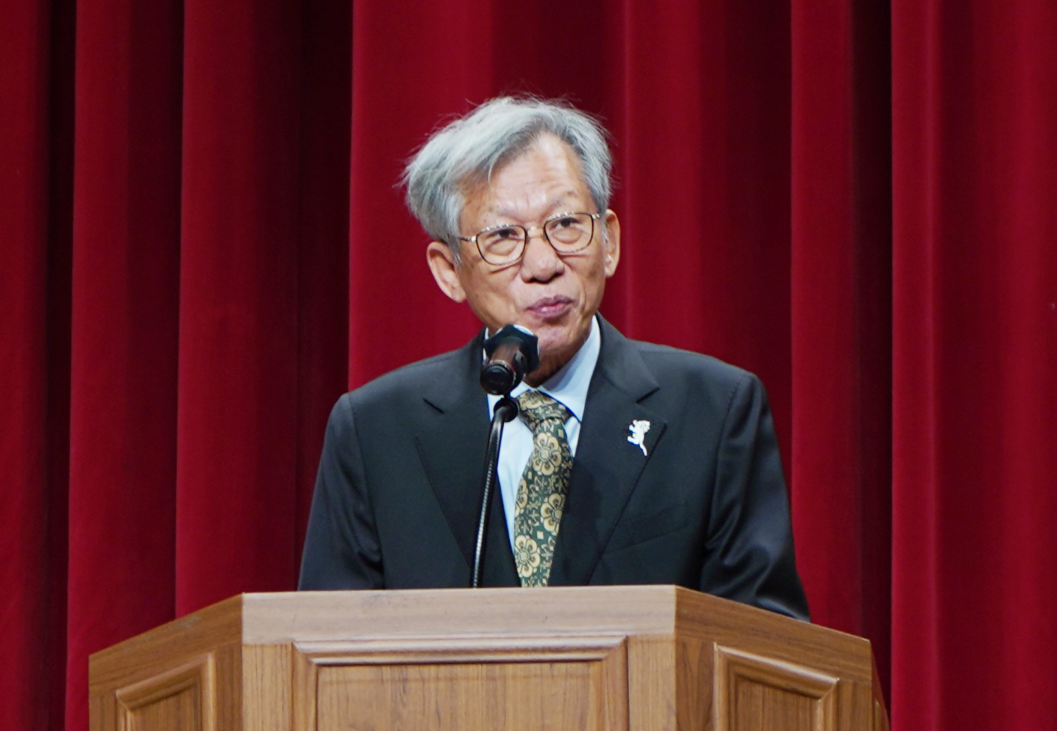 고개 숙인 유홍준 "실수와 죄책감 안고 떠난다"