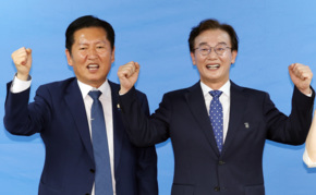 정청래 손잡은 전재수 "부산 30년 침체 벗어나야"