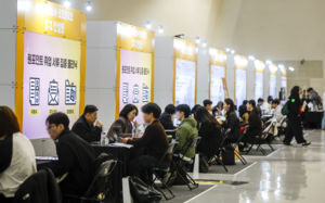 취업자 5개월來 최대폭 증가인데 20대는 운다