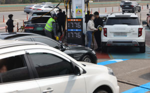 '기름값 2000원' 시대…오늘부터 슬슬 체감한다