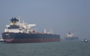 성장률 전망↓ 물가 전망↑…고개 드는 경제위기론