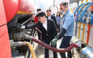 하루 만에 210원 올린 주유소에 장관 떴다