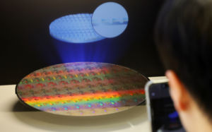 악재 뚫은 반도체…수출 800억달러 첫 돌파