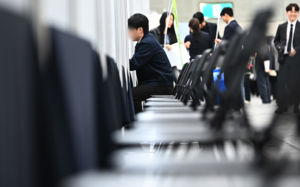 고용 20만명 늘어도 청년들 설 자리는 없다