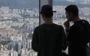 "집 파느니 가족에게"…아파트 증여·직거래↑