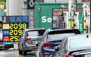 석유 최고가격 두달…주유소 절반 2000원 안착