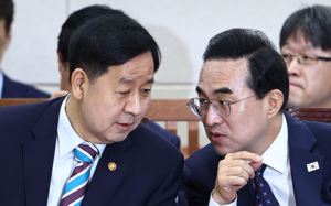 '초과세수' 어디에…재투자론 vs 재분배론
