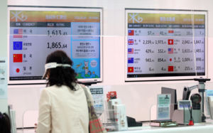 정부, 외환시장에 강력 구두개입…李 "일시적"