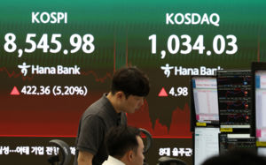 주식 팔아 집 샀다…증시 자금, 부동산으로